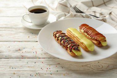 Tatlı yemek kavramı ve ahşap arka planda lezzetli ekinler.