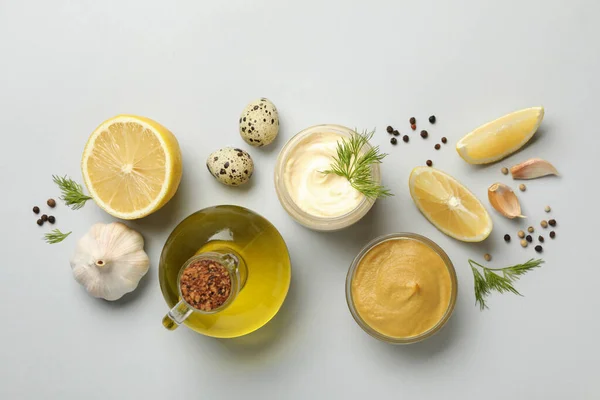 Cuenco Con Mayonesa Ingredientes Para Cocinar Sobre Fondo Blanco Vista — Foto de Stock
