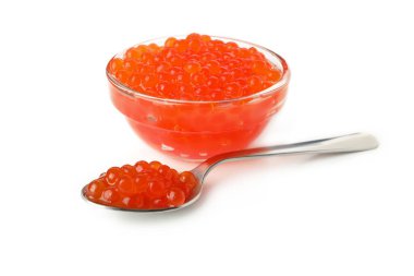 Beyaz arka planda izole edilmiş havyarlı cam kase ve kaşık