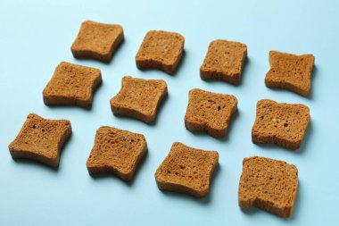 Mavi zemin üzerinde sandviç dilimleri ile düz yatıyordu