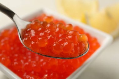 Kırmızı havyarlı kaşık ve kase, yakın çekim.