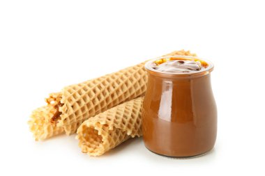 Beyaz arka planda izole edilmiş yoğunlaştırılmış sütlü gofret ve kavanoz.