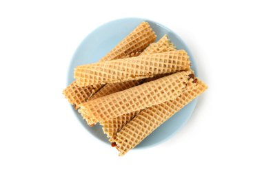 Beyaz arka planda izole edilmiş yoğunlaştırılmış sütlü gofret ruloları ile tabak