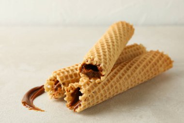 Beyaz desenli arka planda yoğunlaştırılmış sütle lezzetli gofretler.