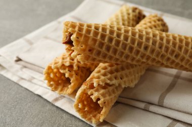 Gri arka planda yoğunlaştırılmış sütle bezeli peçete.