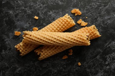 Siyah dumanlı arka planda yoğunlaştırılmış sütlü waffle ruloları