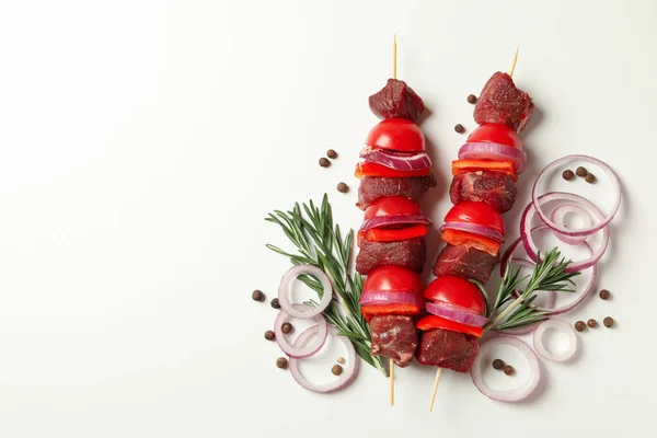 Raw Shish Kebab Erbe Spezie Sfondo Bianco — Foto Stock