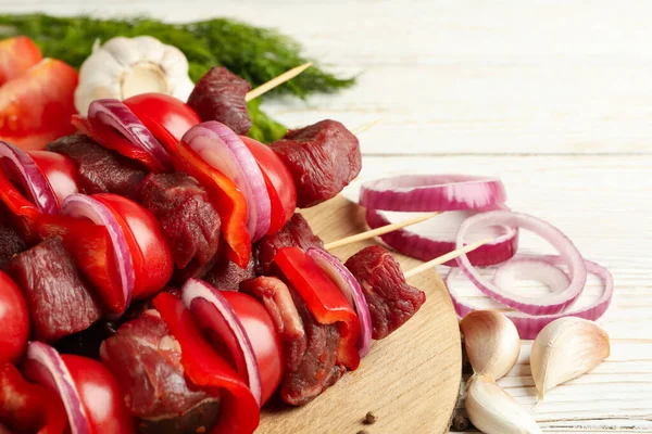 Tabla Cortar Con Shish Kebab Ingredientes Sobre Fondo Madera — Foto de Stock