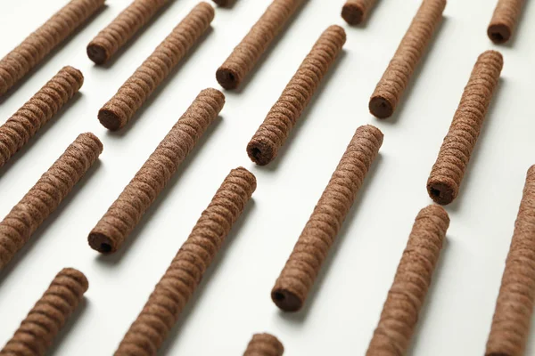 Flache Lage Mit Schokoladenwaffelrollen Auf Weißem Hintergrund — Stockfoto