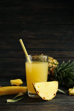 Olgun ananas ve bir bardak meyve suyu.