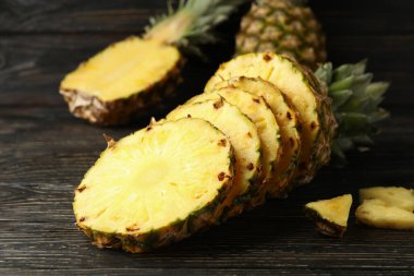 Olgun kesilmiş ananas ahşap arka planda, yakın plan