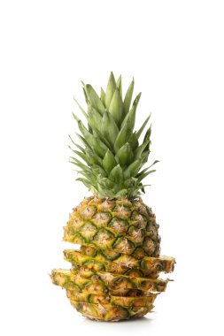 Kesilmiş lezzetli ananas beyaz arka planda izole edilmiş.