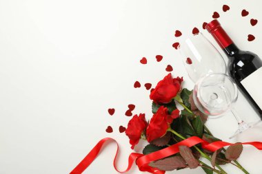 Beyaz arka planda şarap ve güllerle Sevgililer Günü kavramı