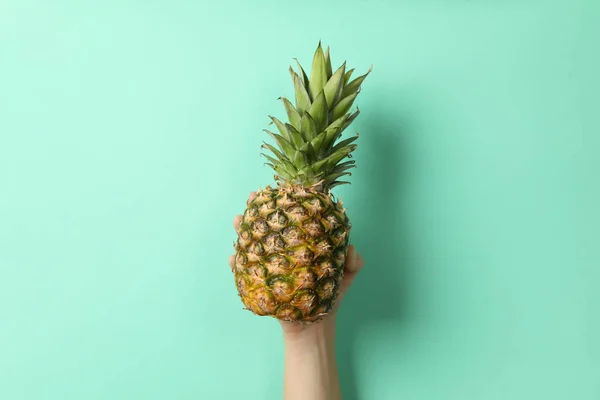 Vrouwelijke Hand Houden Rijpe Ananas Munt Achtergrond — Stockfoto