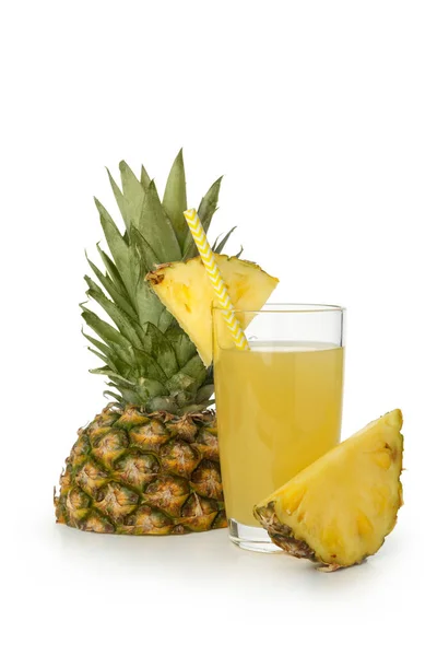 一杯鲜美的菠萝汁和一片白色背景的切片 — 图库照片