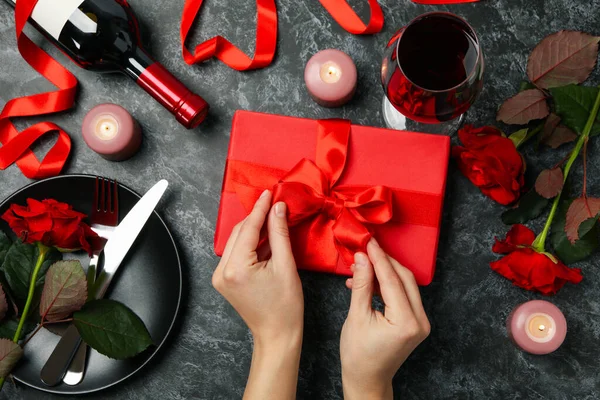 Weibliche Hände Packen Die Geschenkbox Auf Schwarzem Hintergrund Mit Happy — Stockfoto