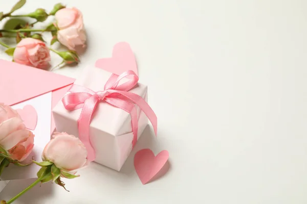 Φάκελος Τριαντάφυλλα Καρδιές Και Κουτί Δώρου Λευκό Φόντο — Φωτογραφία Αρχείου
