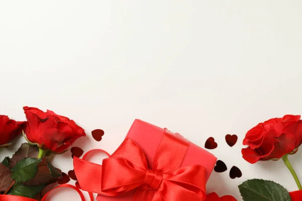 Concetto San Valentino Con Rose Confezione Regalo Sfondo Bianco — Foto Stock