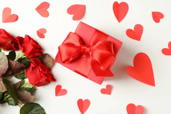 Geschenkkarton Rosen Und Herzen Auf Weißem Hintergrund — Stockfoto
