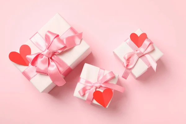 Geschenkschachteln Mit Dekorativen Herzen Auf Rosa Hintergrund — Stockfoto
