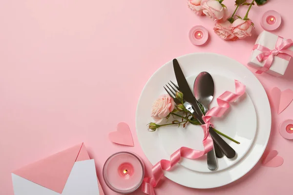 Konzept Zum Valentinstag Mit Besteck Rosen Und Schleife Auf Rosa — Stockfoto