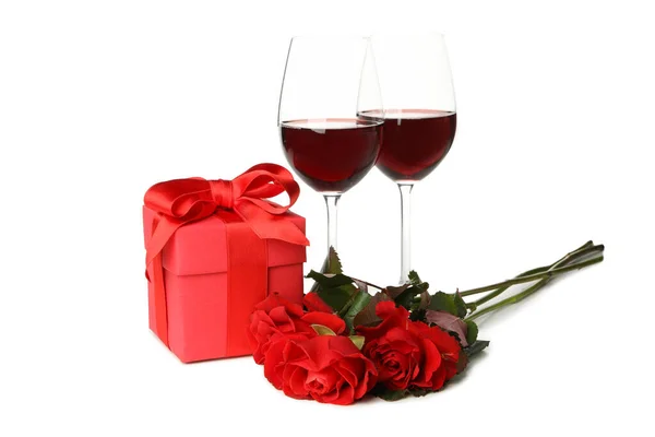 Caixa Presente Rosas Copos Vinho Isolados Sobre Fundo Branco — Fotografia de Stock