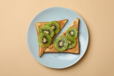 Bej arka planda kivili tost tabağı