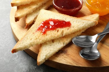 Siyah dumanlı arka planda reçelli tost pişirme kavramı