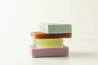 Beyaz arkaplanda doğal sabun yığını