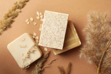 Kahverengi zemin üzerinde farklı sabun bulunan kişisel hijyen kavramı