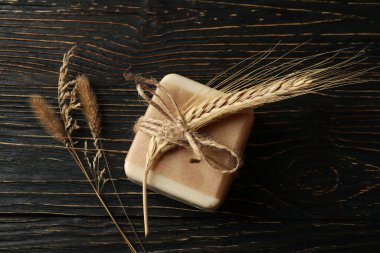 Ahşap zemin üzerinde doğal el yapımı sabun parçaları.