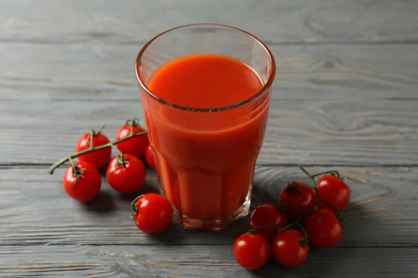 Glas Tomatensaft Und Tomaten Auf Grauem Holztisch — Stockfoto