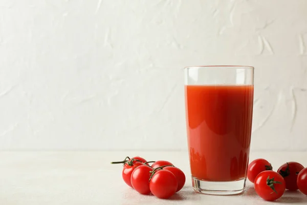 Glas Tomatensaft Und Tomaten Auf Weißem Hintergrund — Stockfoto