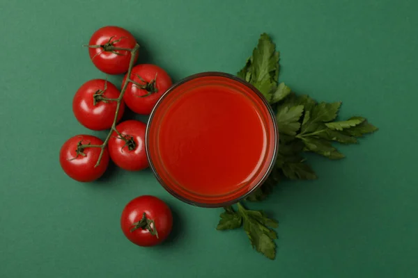Vaso Jugo Tomate Tomates Sobre Fondo Verde —  Fotos de Stock