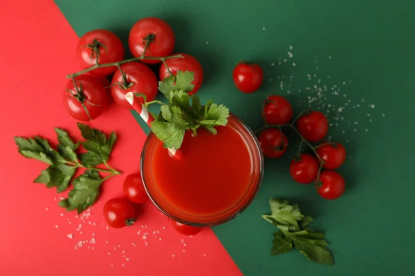 Glas Tomat Juice Och Tomater Två Ton Bakgrund — Stockfoto