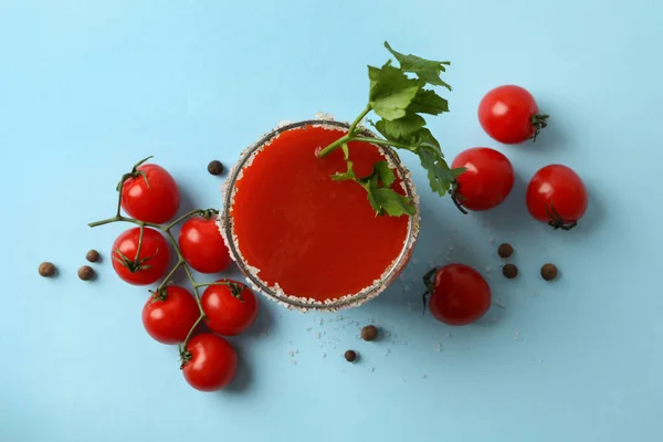 Glas Bloody Mary Und Tomaten Auf Blauem Hintergrund — Stockfoto