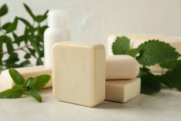 米色桌上有天然肥皂的个人卫生概念 — 图库照片
