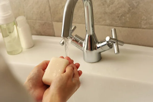 Vrouw Wassen Handen Badkamer Wastafel Met Zeep — Stockfoto