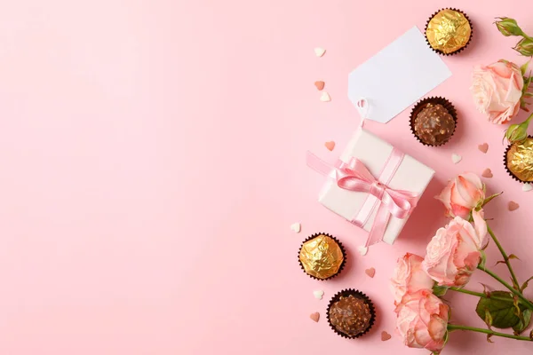 Konzept Zum Valentinstag Mit Rosen Bonbons Und Geschenkschachtel Auf Rosa — Stockfoto