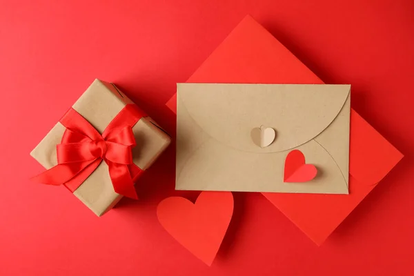 Φάκελοι Καρδιές Και Κουτί Δώρου Κόκκινο Φόντο — Φωτογραφία Αρχείου