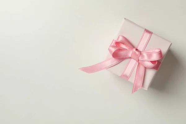 Caja Regalo Con Cinta Rosa Sobre Fondo Blanco —  Fotos de Stock