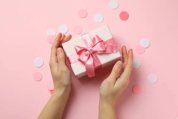 Mãos Femininas Segurando Caixa Presente Fundo Rosa — Fotografia de Stock