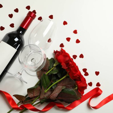 Beyaz arka planda şarap ve güllerle Sevgililer Günü kavramı