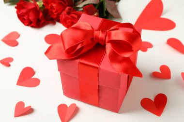 Hediye kutusu, beyaz arka planda güller ve kalpler