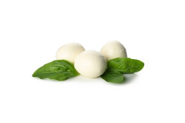 Beyaz arkaplanda yalıtılmış Mozzarella peyniri ve fesleğen