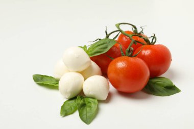Beyaz arka planda Mozzarella peyniri, domates ve fesleğen.