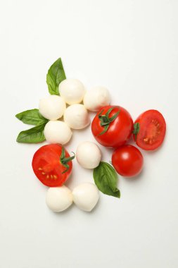 Beyaz arka planda Mozzarella peyniri, domates ve fesleğen.