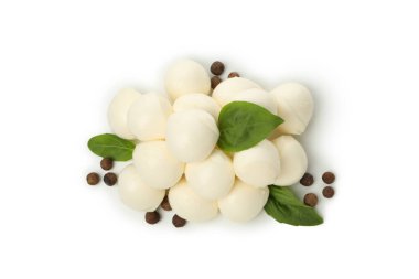 Beyaz arkaplanda Mozzarella peyniri, biber ve fesleğen izole edilmiş.