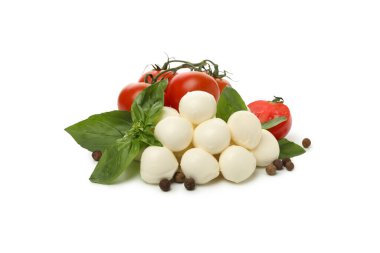 Beyaz arkaplanda Mozzarella peyniri, biber, domates ve fesleğen izole edilmiş.