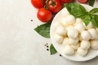Beyaz desenli arka planda mozzarella ve fesleğen, domates ve biber tabağı, metin için boşluk